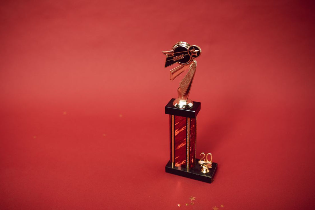 Trofeo dorado sobre fondo rojo — las 5 cartas más valiosas Caos Creciente MCR ranking