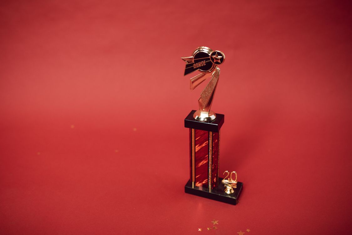 Trofeo dorado sobre fondo rojo — las 5 cartas más valiosas Caos Creciente MCR ranking