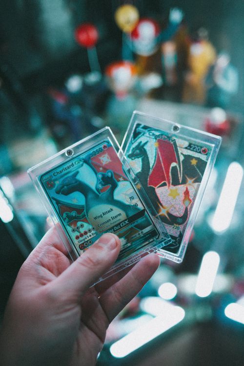 Mano sosteniendo cartas coleccionables — guía para principiantes TCG