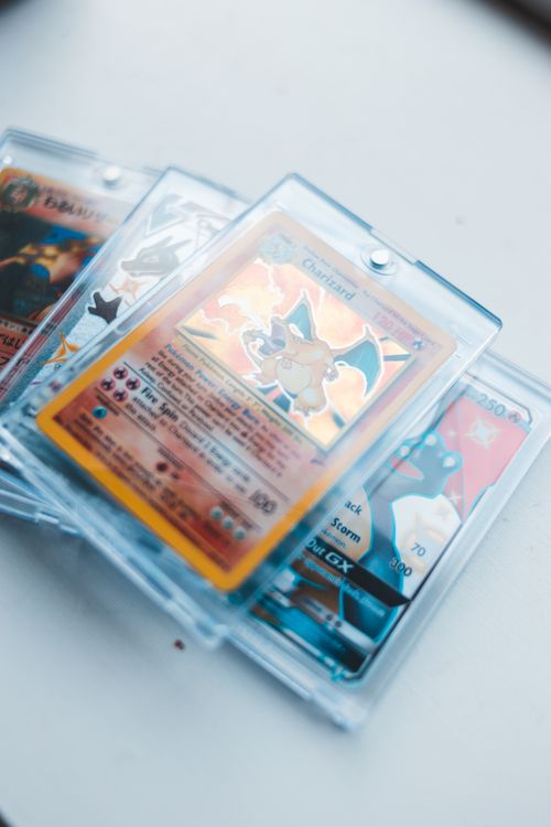 Cartas coleccionables en fundas protectoras — Display vs Elite Trainer Box