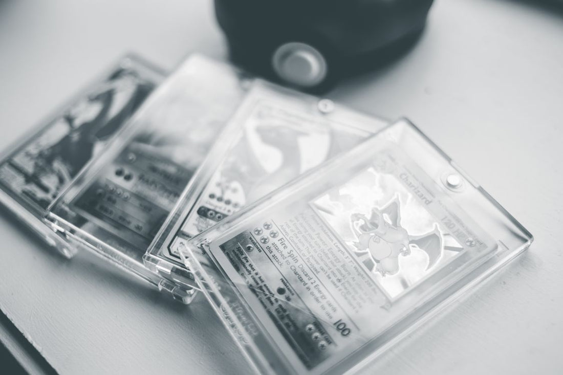 Cartas preservadas en carcasas protectoras — producto sellado TCG como inversión