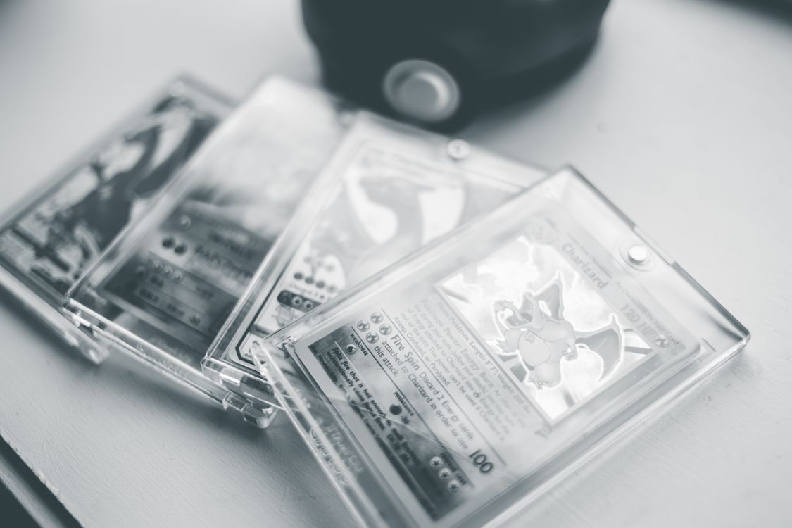 Cartas preservadas en carcasas protectoras — producto sellado TCG como inversión