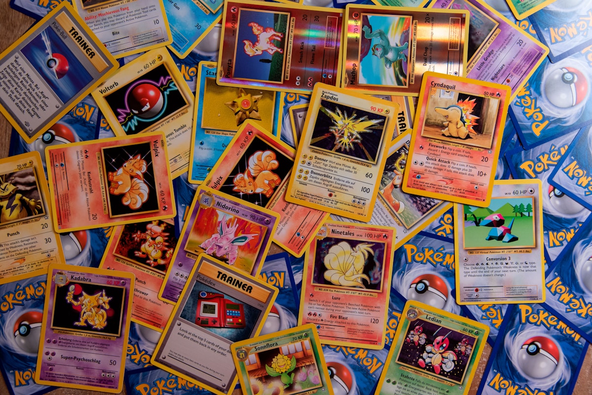 Cartas de Pokémon TCG sobre la mesa listas para jugar
